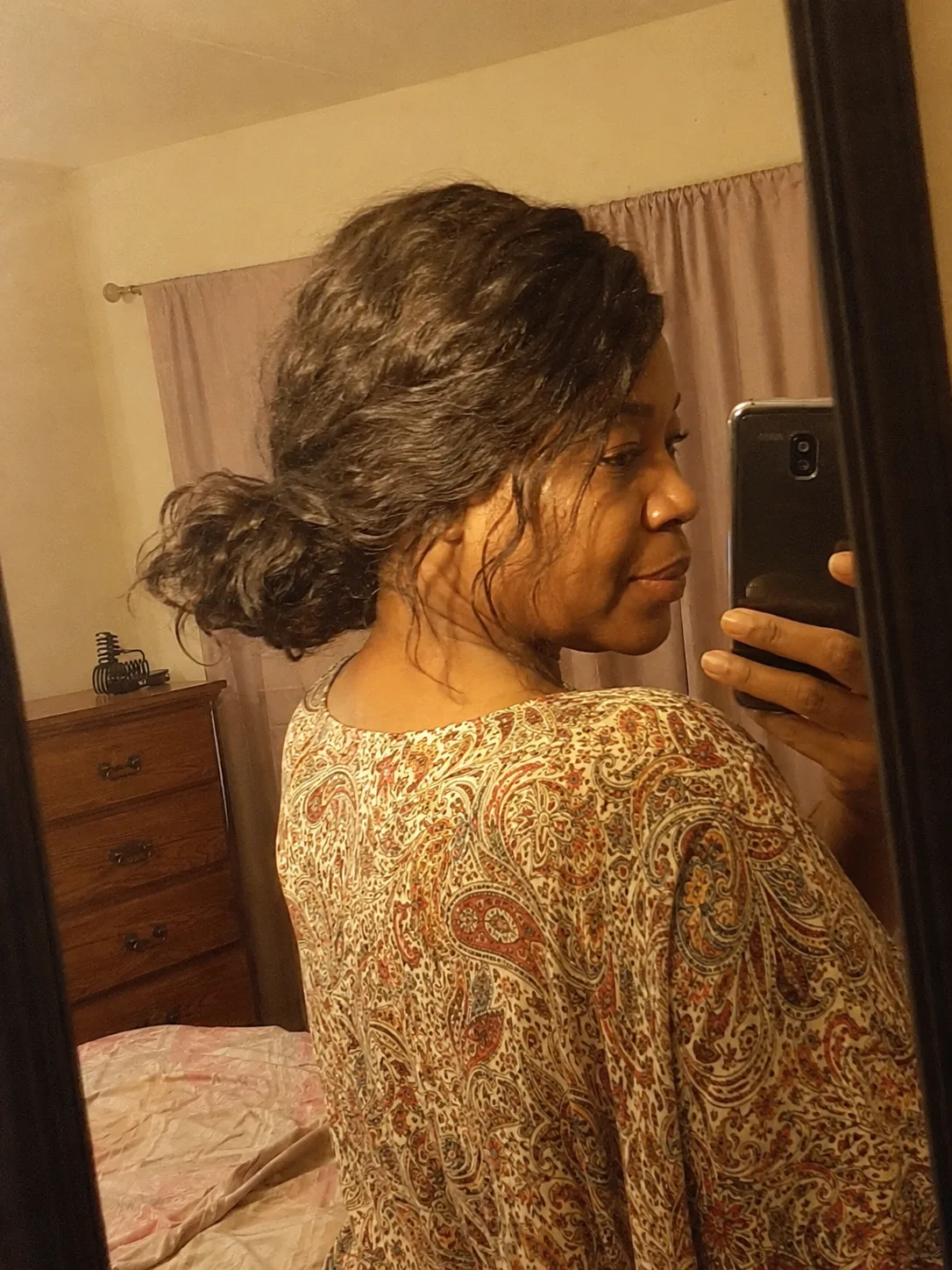A side view of fine, chemical-free wavy hair exhibiting normal, uniform baseline frizz without any structural degradation or pattern collapse