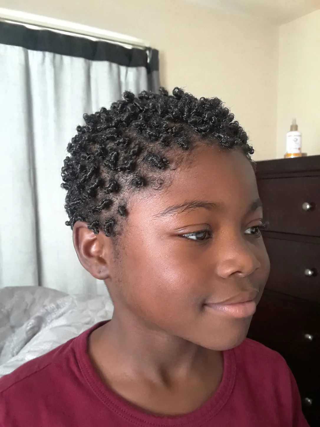 Analyzing a child's dry, unmanaged hair texture before beginning a short haircut