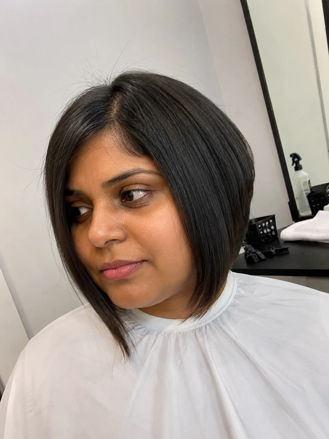 Angled short bob for round face haircuts short with longer front pieces