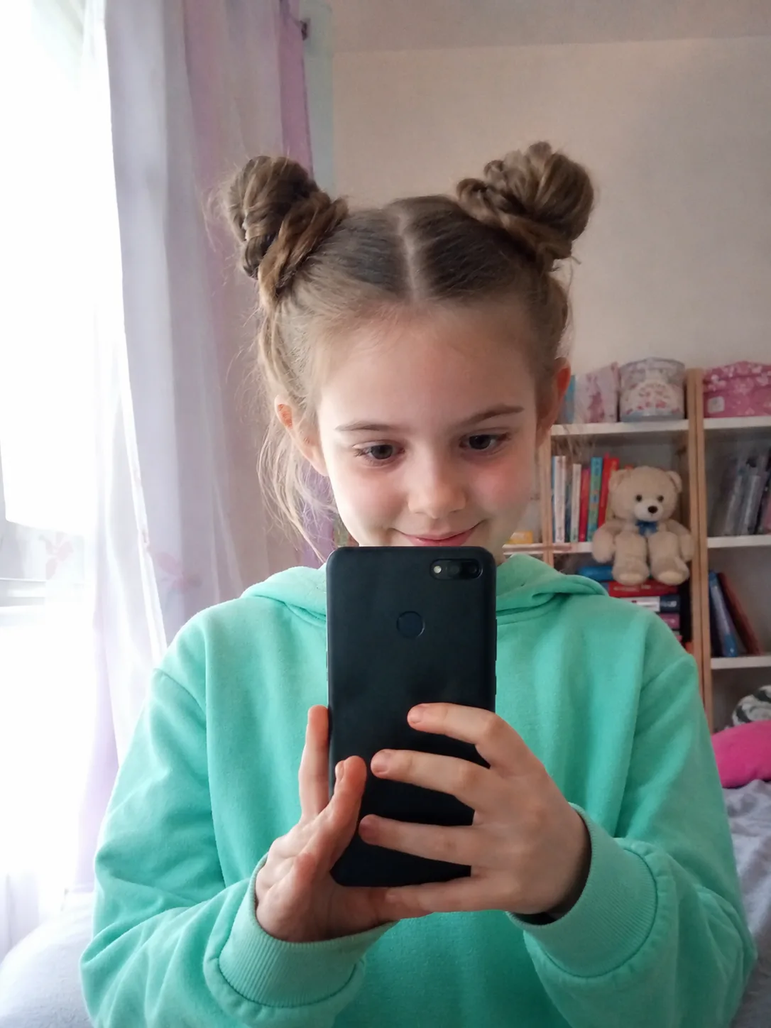 Braided low ponytail distribution to prevent severe hair elastic tension