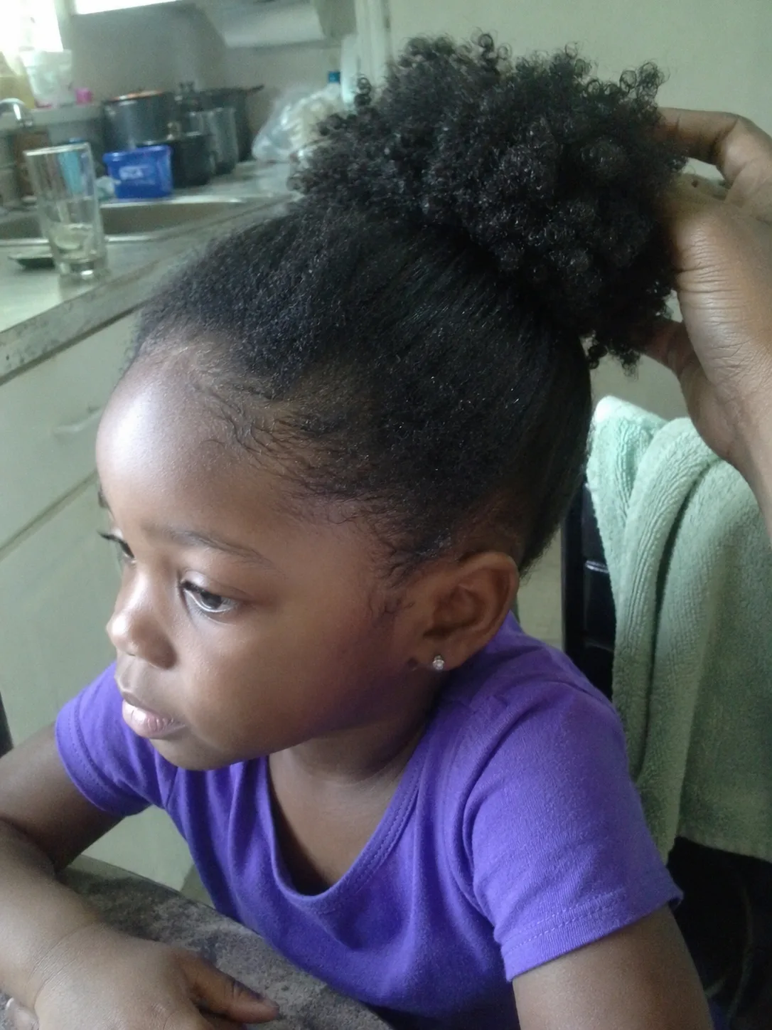 Consulting on an everyday home care routine for a simple child's haircut