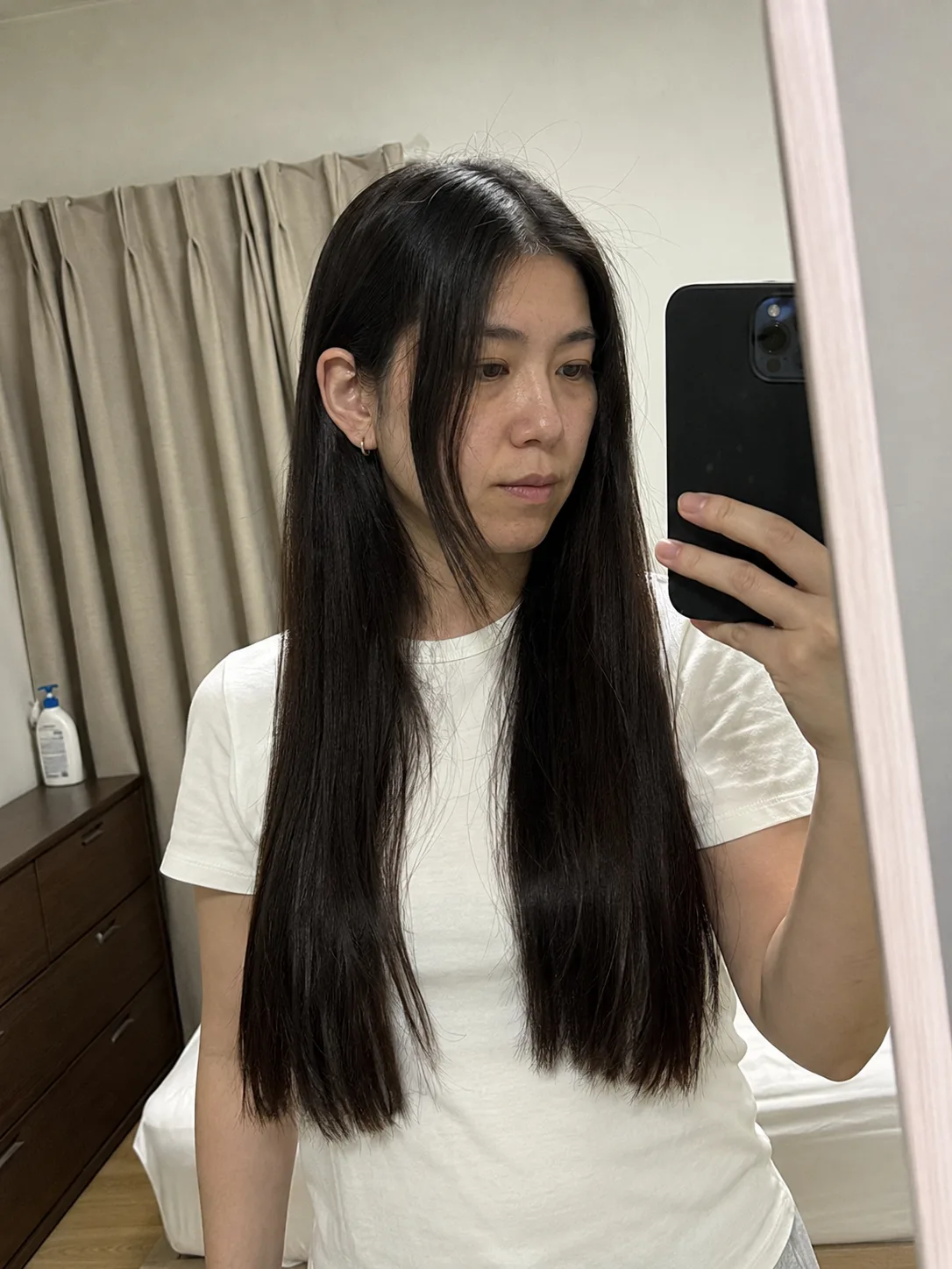 Defined perimeter wave styling on thick brunette hair to ensure visibility in low light photos