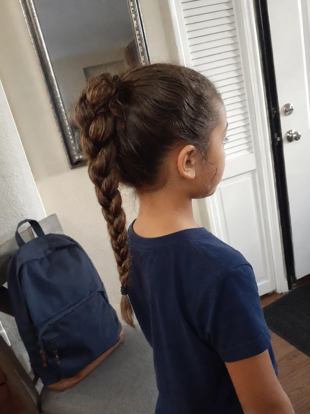 High-stability mid-crown half-up hairstyle for school-age children