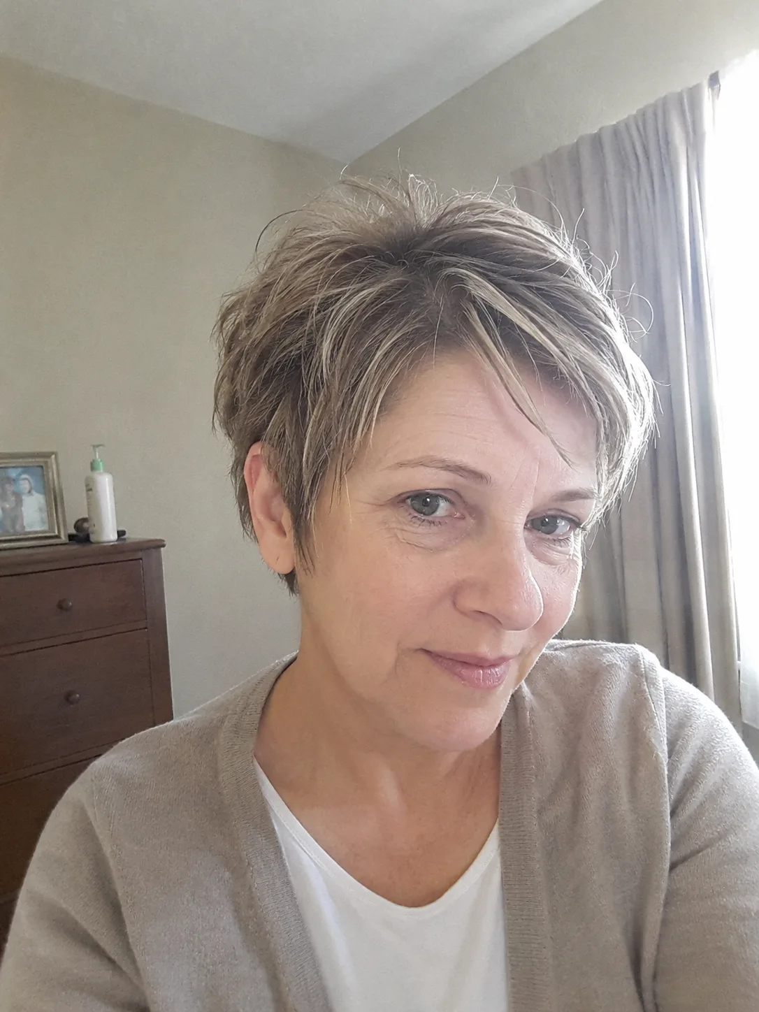 Multi-tonal highlights on elegant chin-length layered structure emphasizing dimensionality over aggressive texturizing lines
