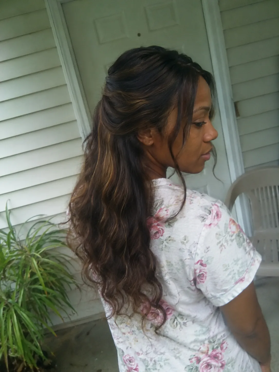 Natural summer hairstyle showing hair texture and humidity behavior