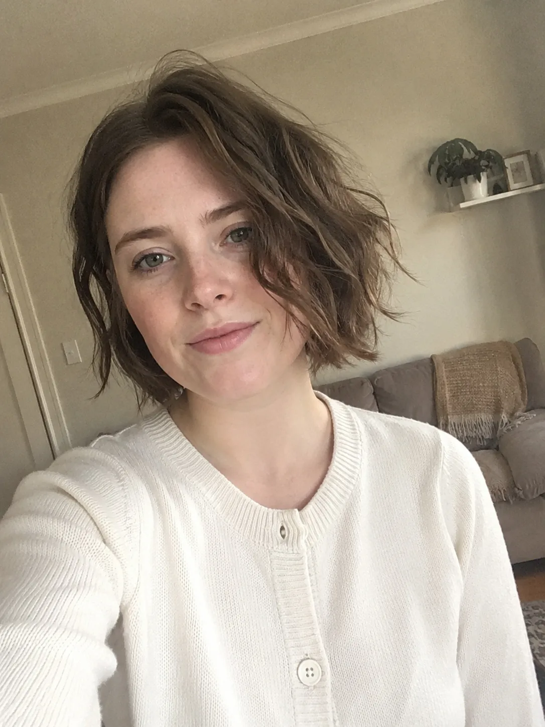Tousled short bob for round face haircuts short with loose layered waves