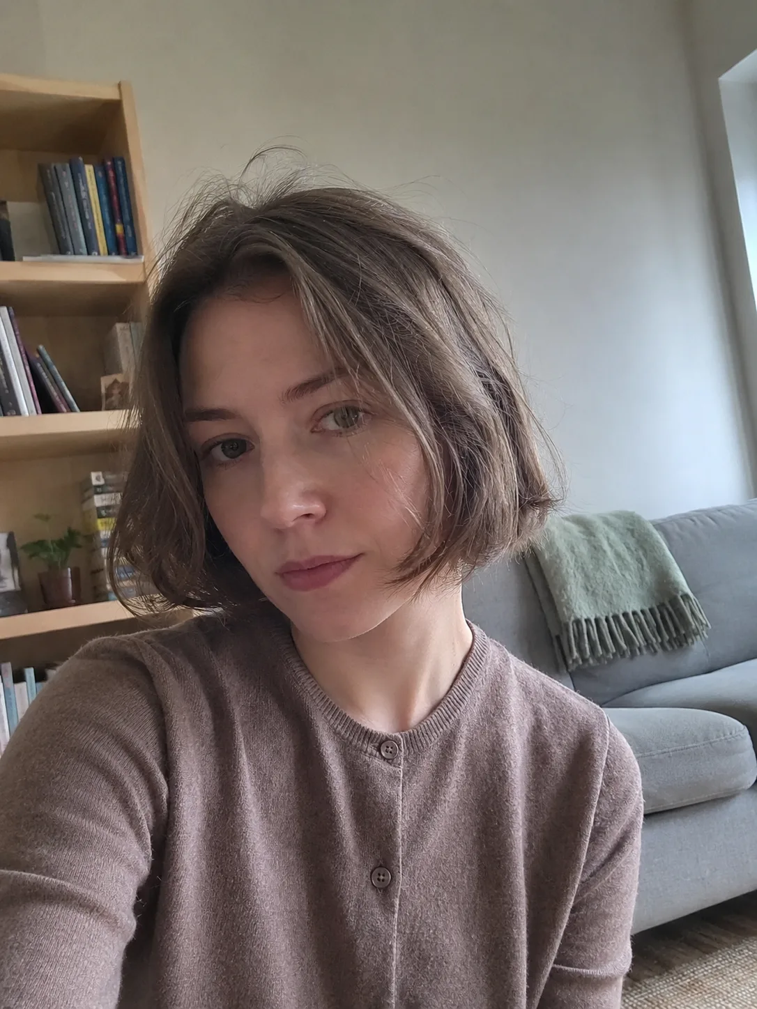 feathered bob haircut for thick hair with soft side movement